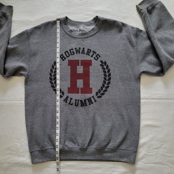 Harry Potter Crewneck Sweatshirt Hogwarts Alumni Gray Medium Academia Streetwear - Picture 5 of 9